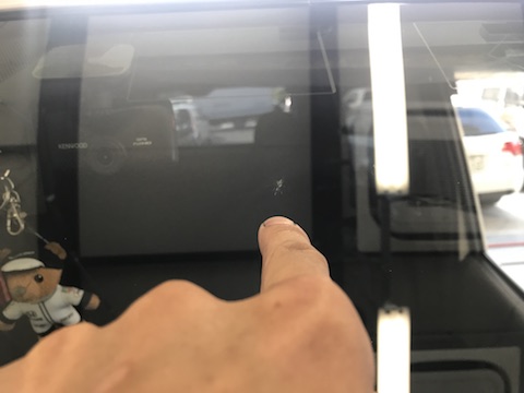 ハイエース　フロントガラス　飛び石　修理　ウインドリペア