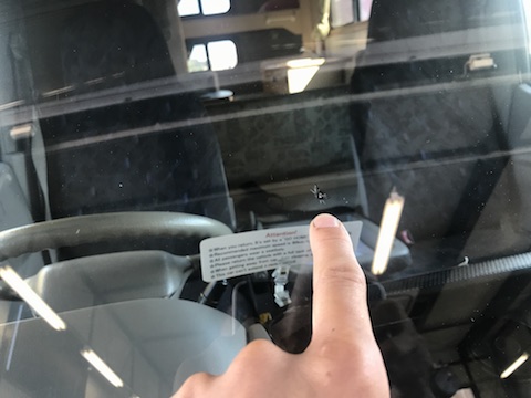 キャンピングカー　フロントガラス　飛び石　修理　ウインドリペア