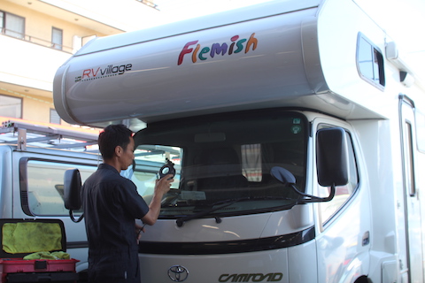 キャンピングカー　フロントガラス　飛び石　修理　ウインドリペア