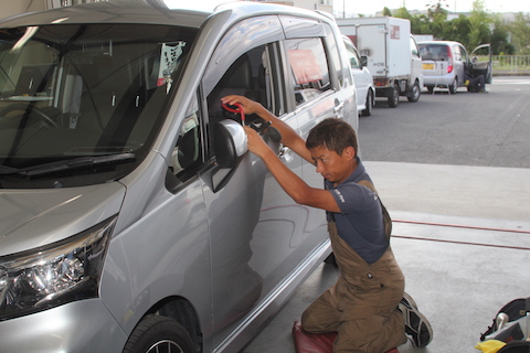 ムーブ　ドア　ヘコミ　修理　デントリペア