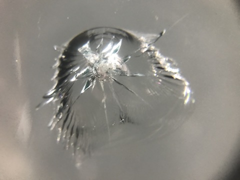 ハイエース　フロントガラス　飛び石　修理　ウインドリペア