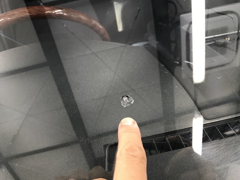 ハイエース　フロントガラス　飛び石　修理　ウインドリペア