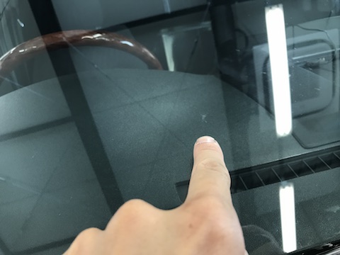 ハイエース　フロントガラス　飛び石　修理　ウインドリペア