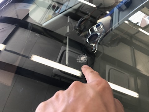 セドリック　フロントガラス　飛び石　修理　ウインドリペア