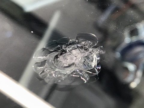 セドリック　フロントガラス　飛び石　修理　ウインドリペア