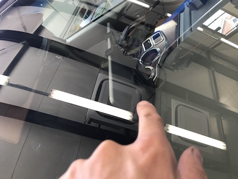 セドリック　フロントガラス　飛び石　修理　ウインドリペア