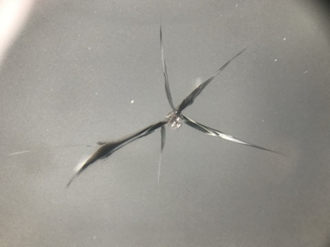 デリカ D5 フロントガラス　飛び石　修理　ウインドリペア