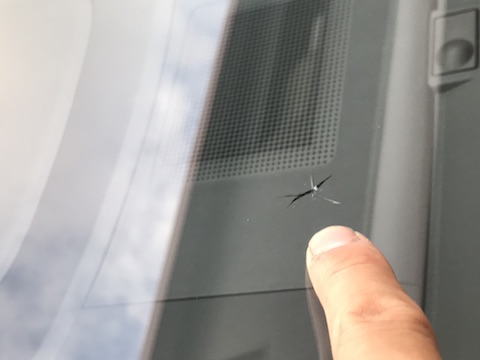 デリカ D5 フロントガラス　飛び石　修理　ウインドリペア