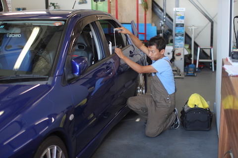 ランサー　ヘコミ　修理　デントリペア　ドア