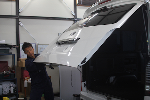 ハイエース　リアゲート　ヘコミ　修理　デントリペア