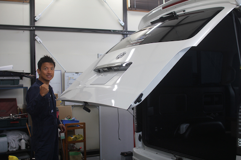 ハイエース　リアゲート　ヘコミ　修理　デントリペア