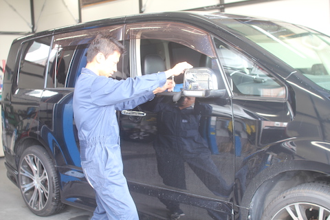 デリカ D5 ヘコミ　修理　デントリペア　ドア