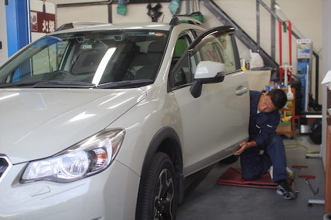 スバル XV　ヘコミ　修理　デントリペア　ドア