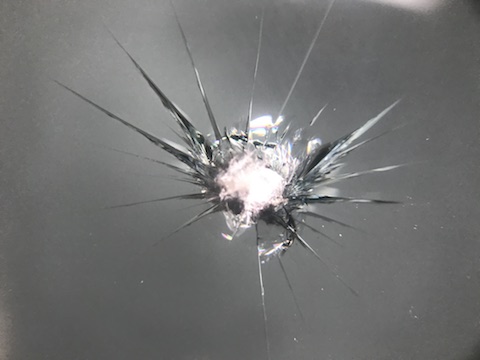 セレナ　フロントガラス　飛び石　修理　ウインドリペア