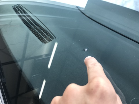 セレナ　フロントガラス　飛び石　修理　ウインドリペア