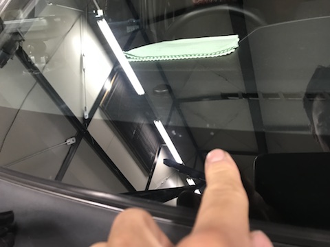 ウエイク　フロントガラス　飛び石　修理　ウインドリペア