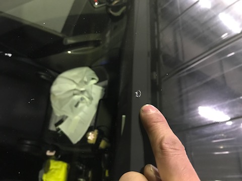 アトラス フロントガラス 飛び石 修理 ウインドリペア