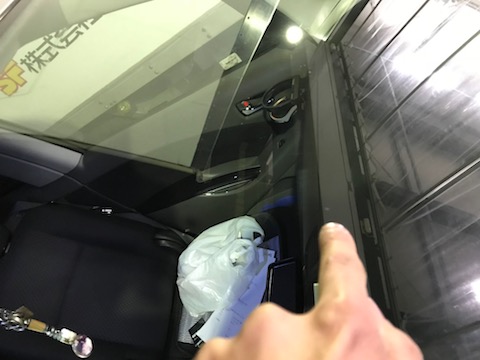 アトラス フロントガラス 飛び石 修理 ウインドリペア