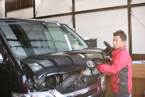 ハイエース　ボンネット　ヘコミ　修理　デントリペア