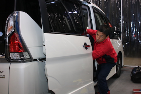 セレナ　ヘコミ　修理　デントリペア　リアゲート　ドア