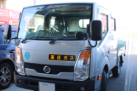 アトラス フロントガラス 飛び石 修理 ウインドリペア