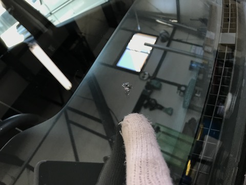 3店舗でフロントガラス交換と言われた傷、デントスマイルで完治！