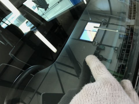 3店舗でフロントガラス交換と言われた傷、デントスマイルで完治！