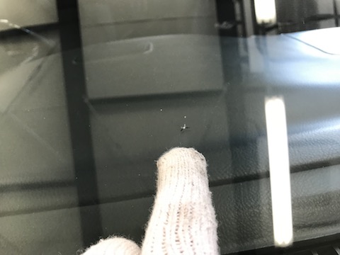 フロントガラスの飛び石被害、ガラス交換よりウインドリペア！