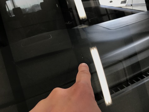 フロントガラスの飛び石被害、ガラス交換よりウインドリペア！