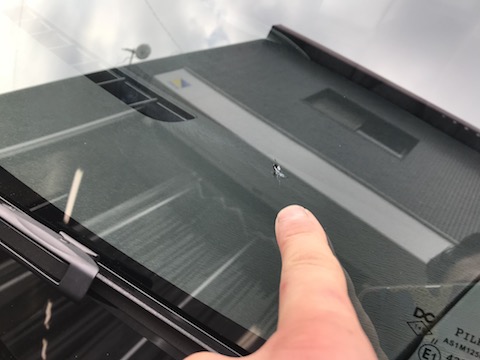 フロントガラスの飛び石修理、外車でも直ります！