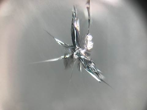 フロントガラスの飛び石修理、外車でも直ります！