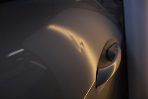 複雑なヘコミ修理も、板金塗装しないで直せる技術!