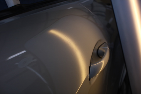 複雑なヘコミ修理も、板金塗装しないで直せる技術!