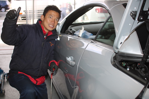 複雑なヘコミ修理も、板金塗装しないで直せる技術!