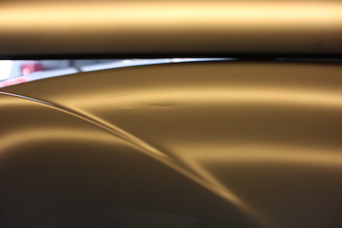 複雑なヘコミ修理も、板金塗装しないで直せる技術!