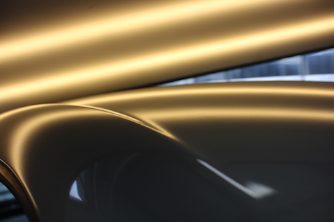 複雑なヘコミ修理も、板金塗装しないで直せる技術!