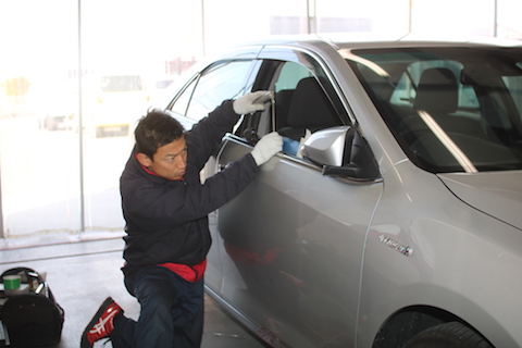 ドアパンチ被害、デントリペアなら跡もなく綺麗に復元！