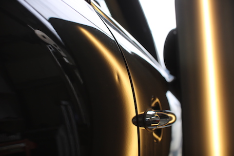 ミニのヘコミ、塗装しない修理方法のデントリペア！