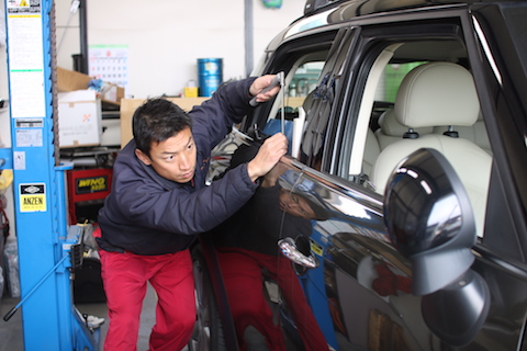 ミニのヘコミ、塗装しない修理方法のデントリペア！