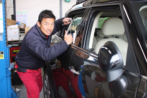 ミニのヘコミ、塗装しない修理方法のデントリペア！