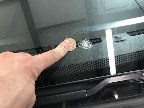 フロントガラス飛び石の傷、限界超えても直ります！