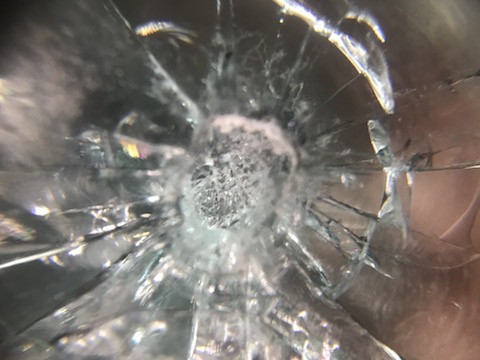 フロントガラス飛び石の傷、限界超えても直ります！