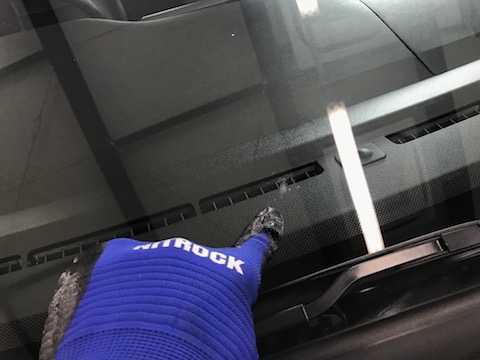 フロントガラス飛び石の傷、限界超えても直ります！