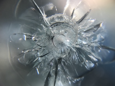 フロントガラスに500円玉以上のヒビ割れも修理で直ります！