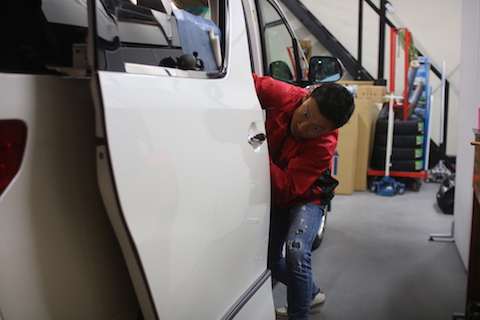 1時間以内でヘコミ修理！跡も残りません。