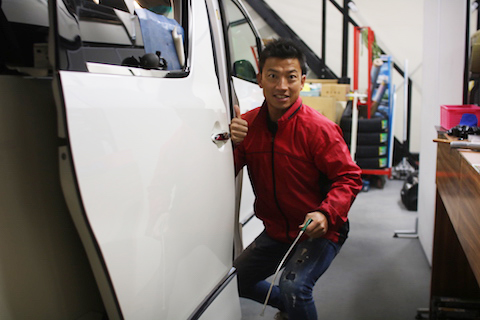 1時間以内でヘコミ修理！跡も残りません。