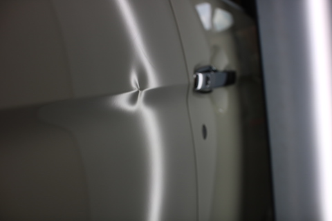 ドアパンチで車にヘコミが出来たら、デントスマイルの修理が一番！