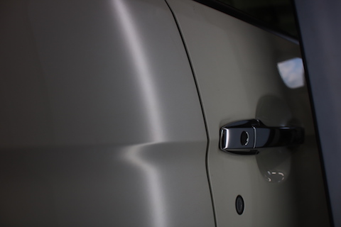 ドアパンチで車にヘコミが出来たら、デントスマイルの修理が一番！