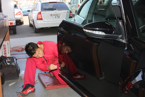 新車ワーゲンのヘコミを、塗装しないで新車の鉄板に元どおりに修理！