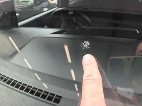 フロントガラス飛び石修理で、大阪のウインドリペアなら、デントスマイル